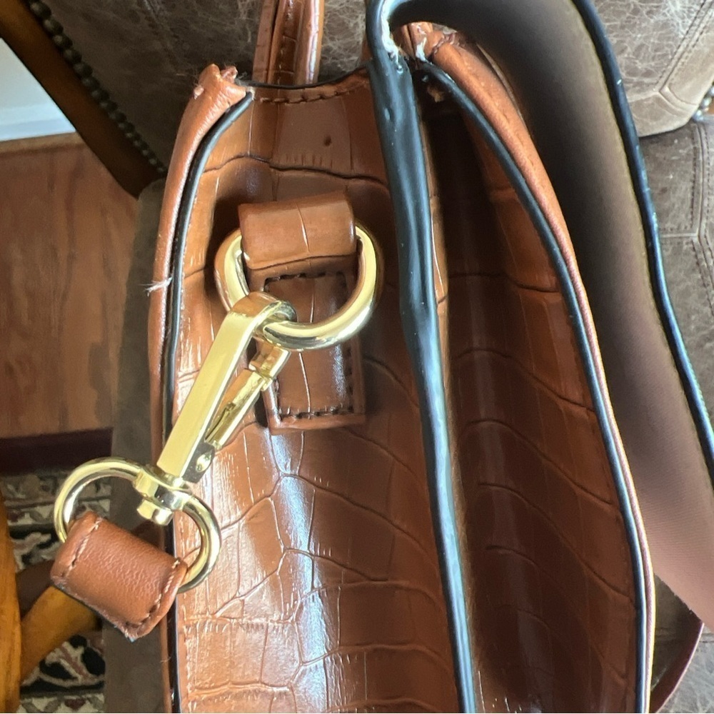 EUC Women's BCBG Camelia‎ Satchel!! - Picture 8 of 8